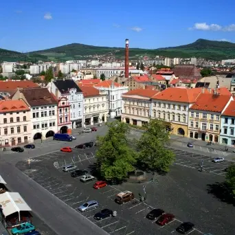 Panoramatický pohled na centrum Litoměřic s náměstím, historickými domy a kopci v pozadí