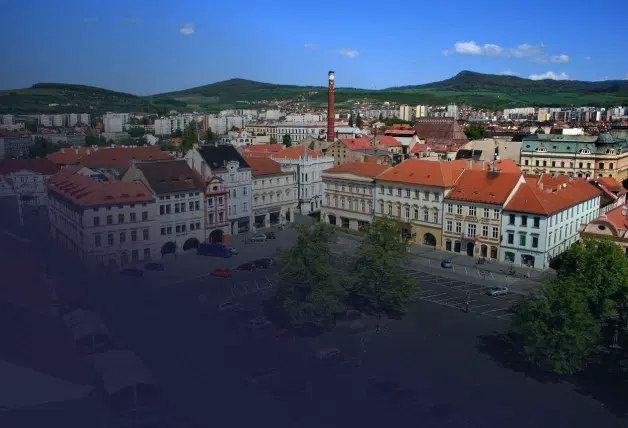 Panoramatický pohled na centrum Litoměřic s náměstím, historickými domy a kopci v pozadí
