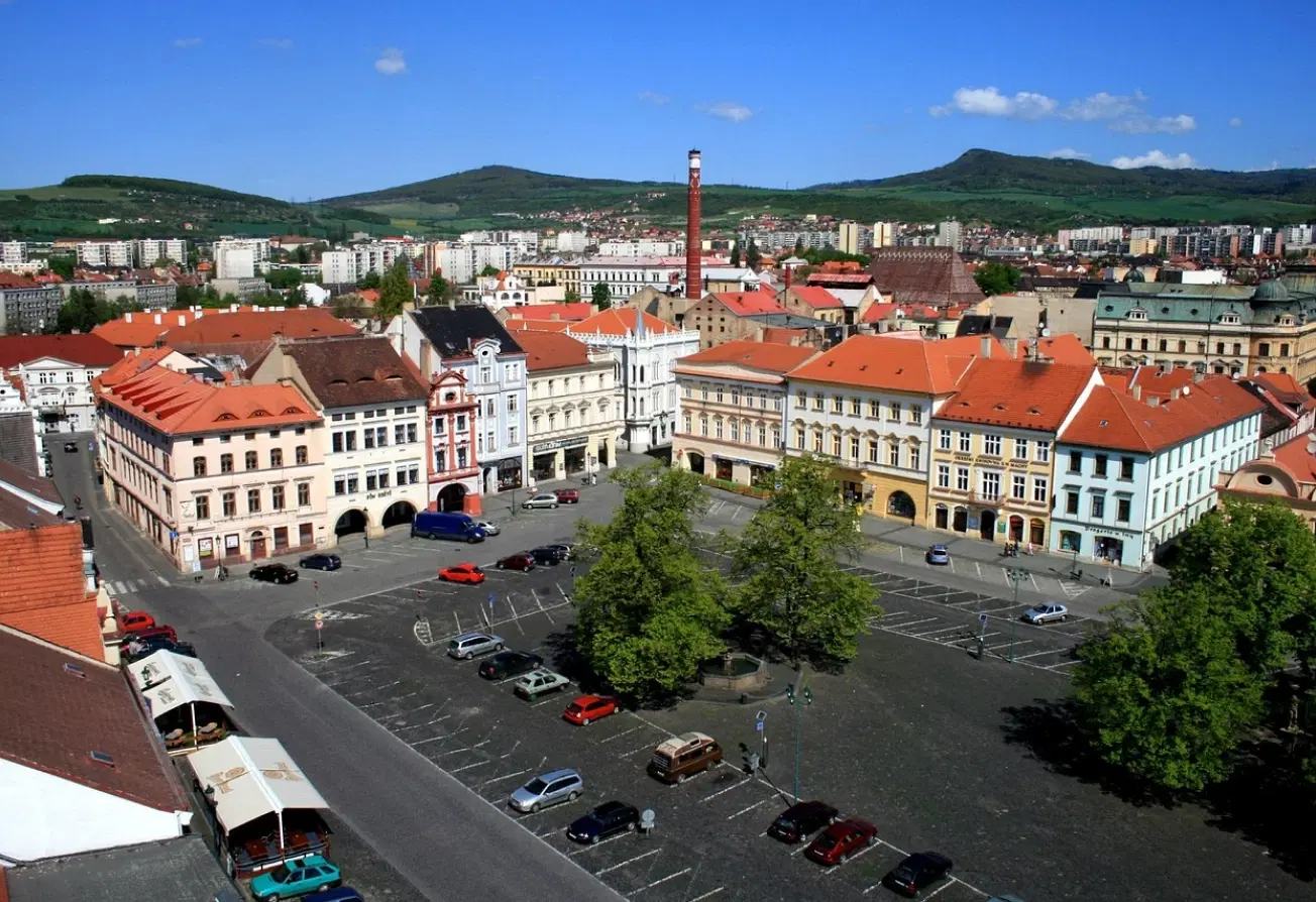 Panoramatický pohled na centrum Litoměřic s náměstím, historickými domy a kopci v pozadí