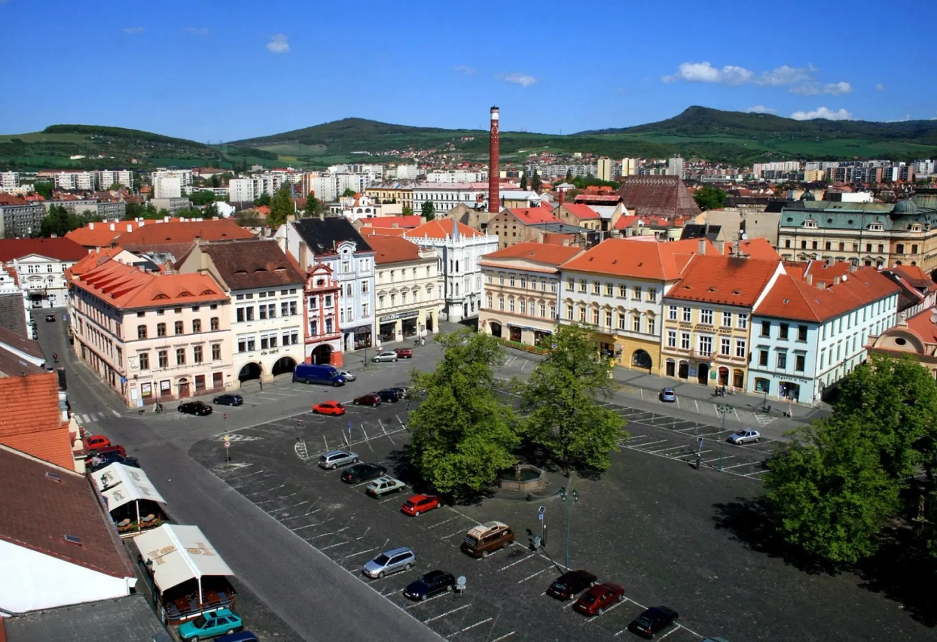 Panoramatický pohled na centrum Litoměřic s náměstím, historickými domy a kopci v pozadí