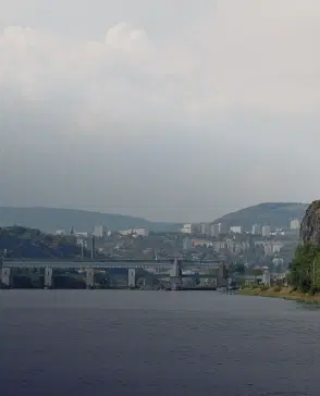 Realitní služby a prodej nemovitostí v Ústí nad Labem - panoramatický pohled na město a Labe