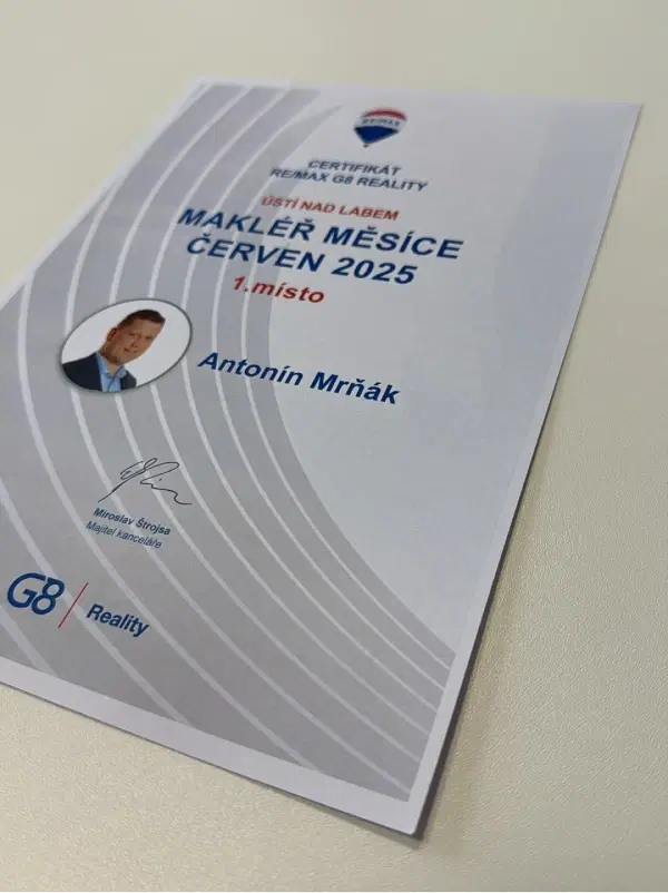Příspěvek na Facebooku Antonína Mrňáka – Makléř měsíce v červnu 2025