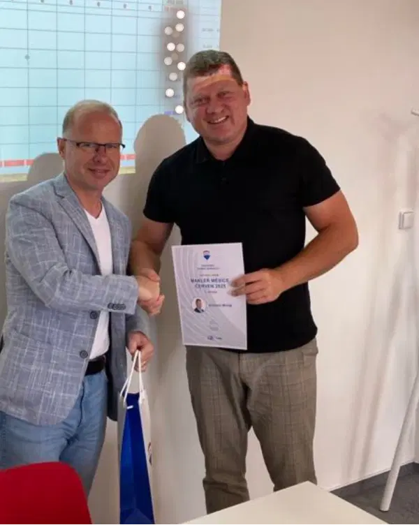 Příspěvek Antonína Mrňáka - Antonín Mrňák přebírá certifikát od kolegy