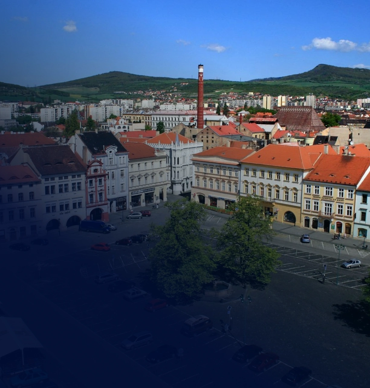 Panoramatický pohled na centrum Litoměřic s náměstím, historickými domy a kopci v pozadí