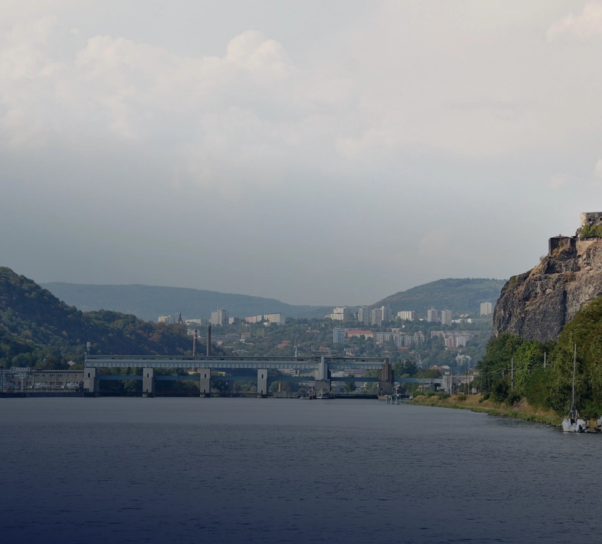 Realitní služby a prodej nemovitostí v Ústí nad Labem - panoramatický pohled na město a Labe