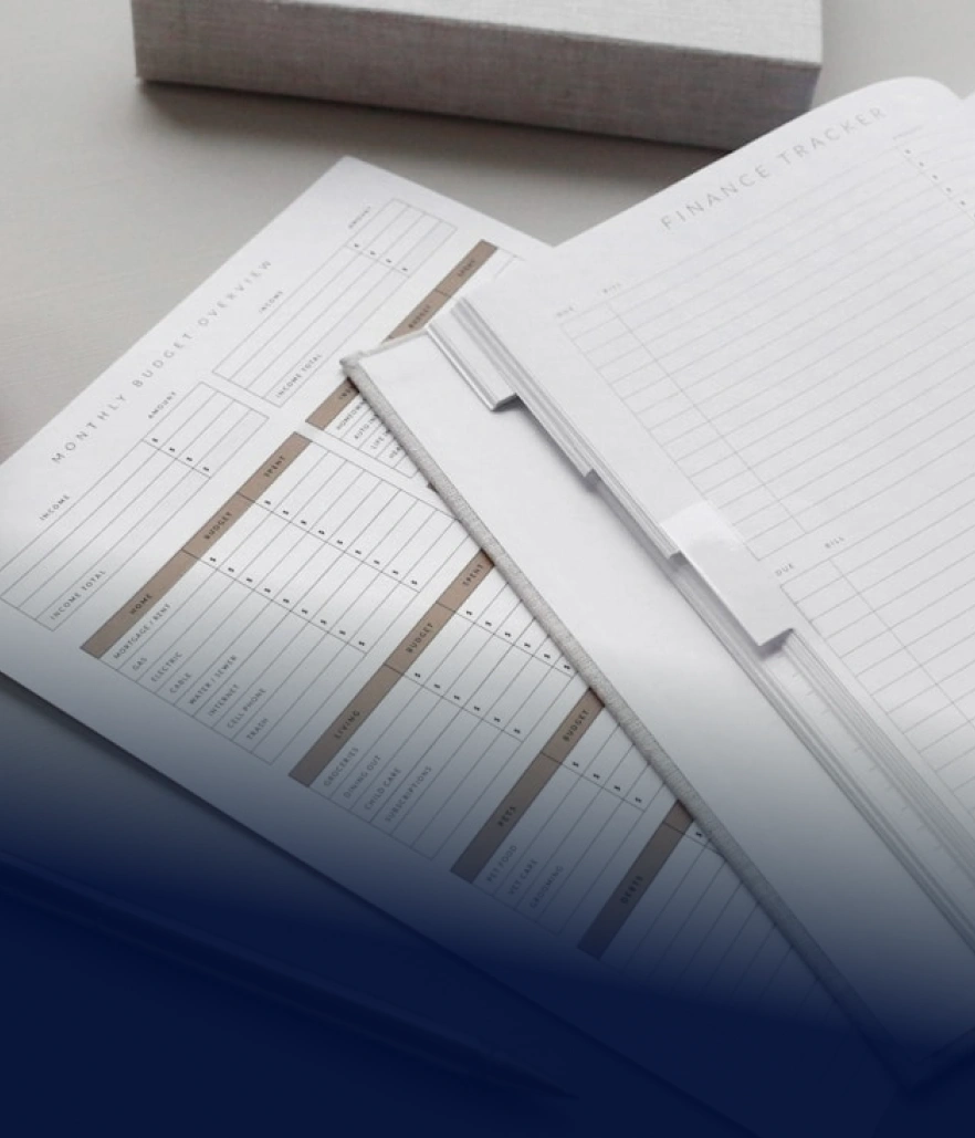 Papírové plánovače a formuláře leží na stole