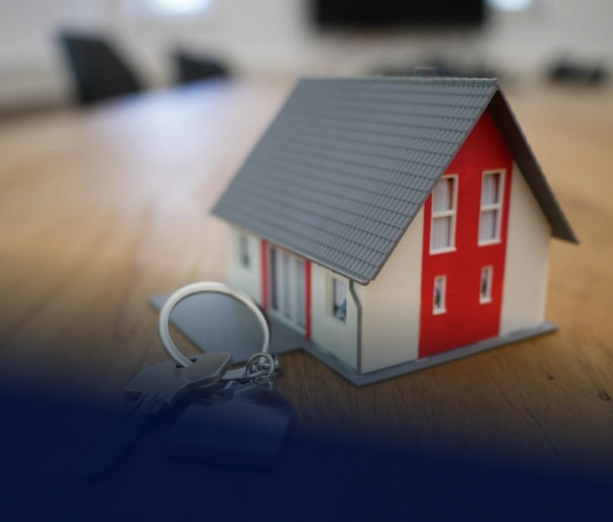 Model domu stojí na stole vedle svazku klíčů